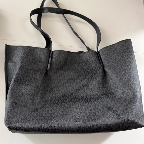 Michael Kors Emilia Large East West Bucket Tote Bag - Picture 5 of 9